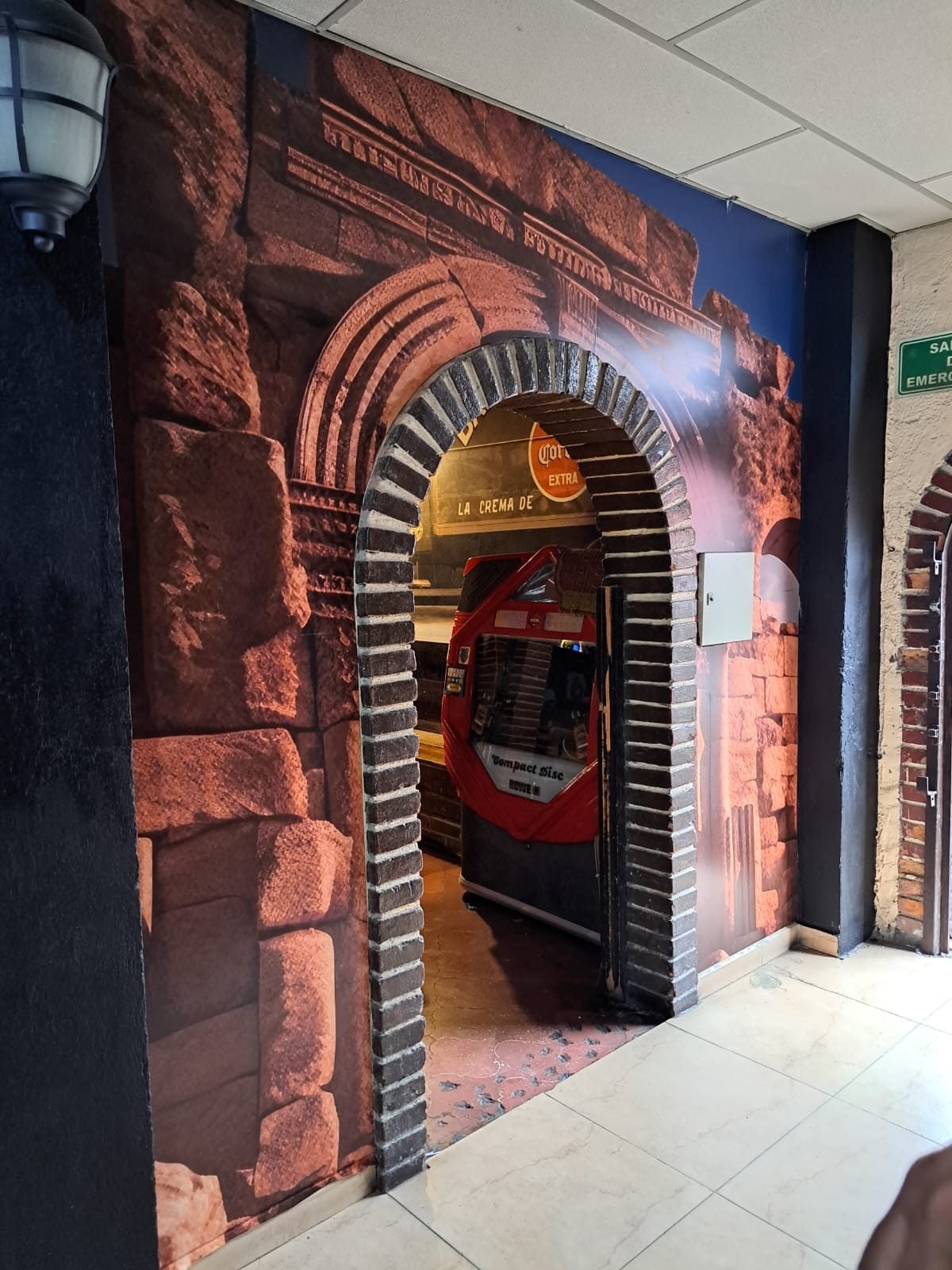 Arco escenográfico y vinil temático, El Coliseo