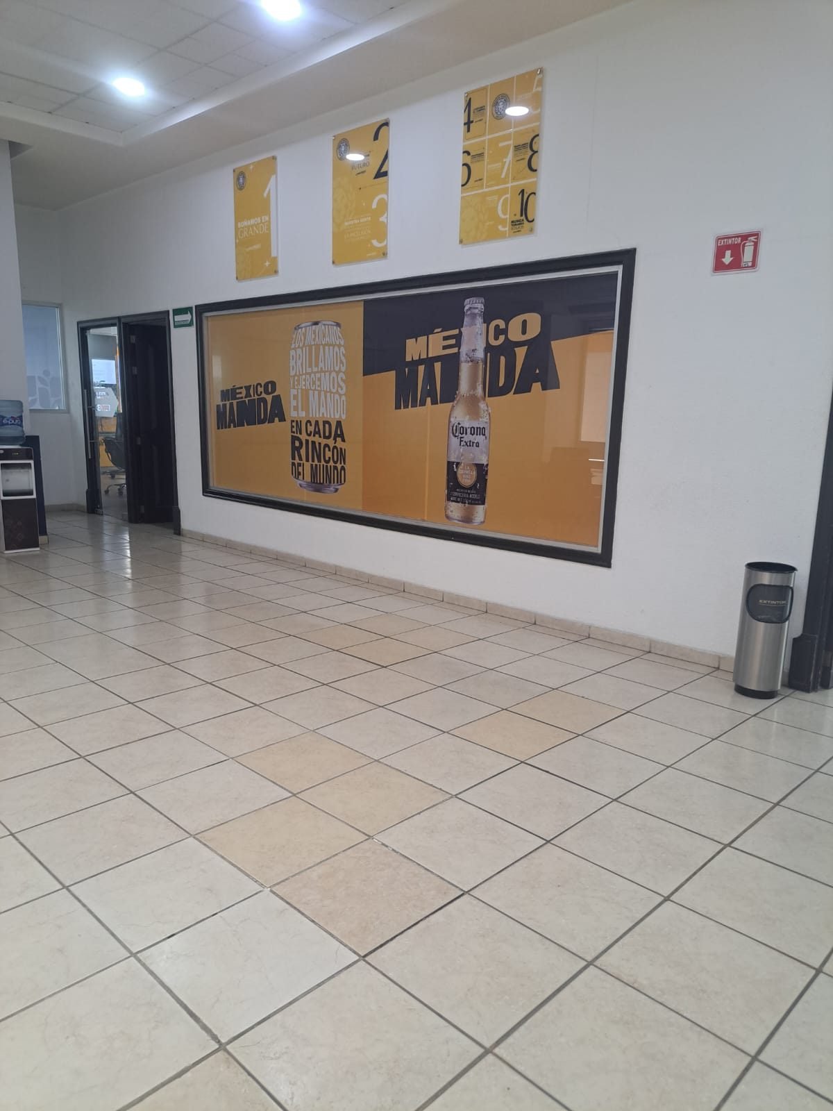Gráfica enmarcada de la campaña México Manda en sala de ventas