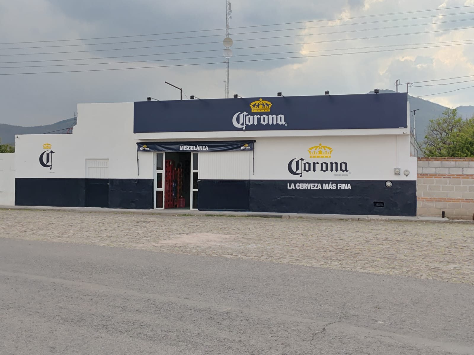 Fachada integral de miscelánea con imagen Corona