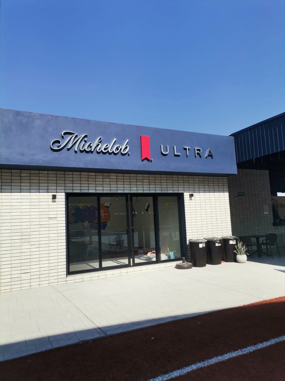 Letras corpóreas en fachada Michelob Ultra