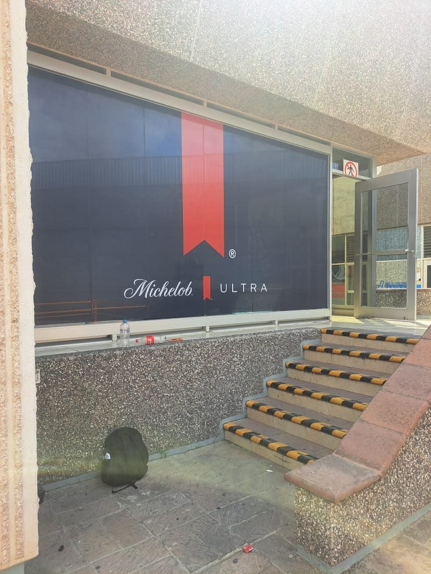 Vinil de gran formato aplicado en cristal, Michelob Ultra