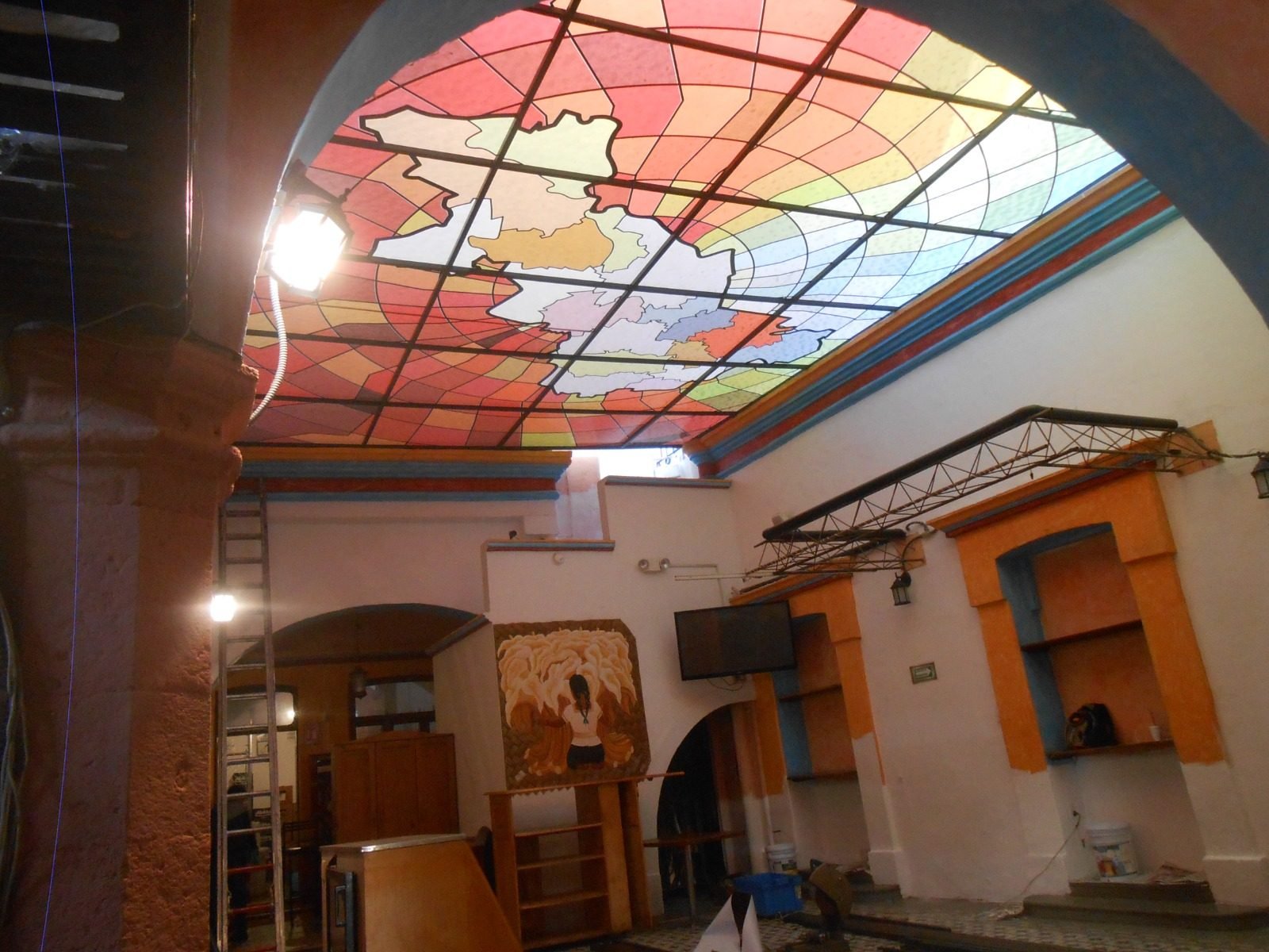 Lona impresa a gran formato en el techo de un patio interior