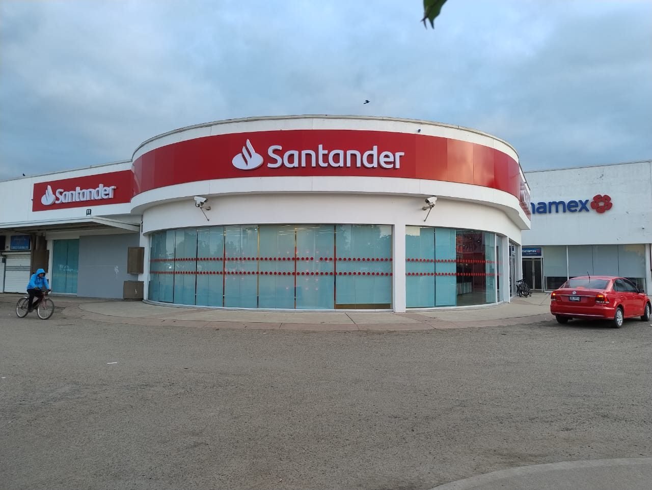 Fachada acristalada de sucursal Santander