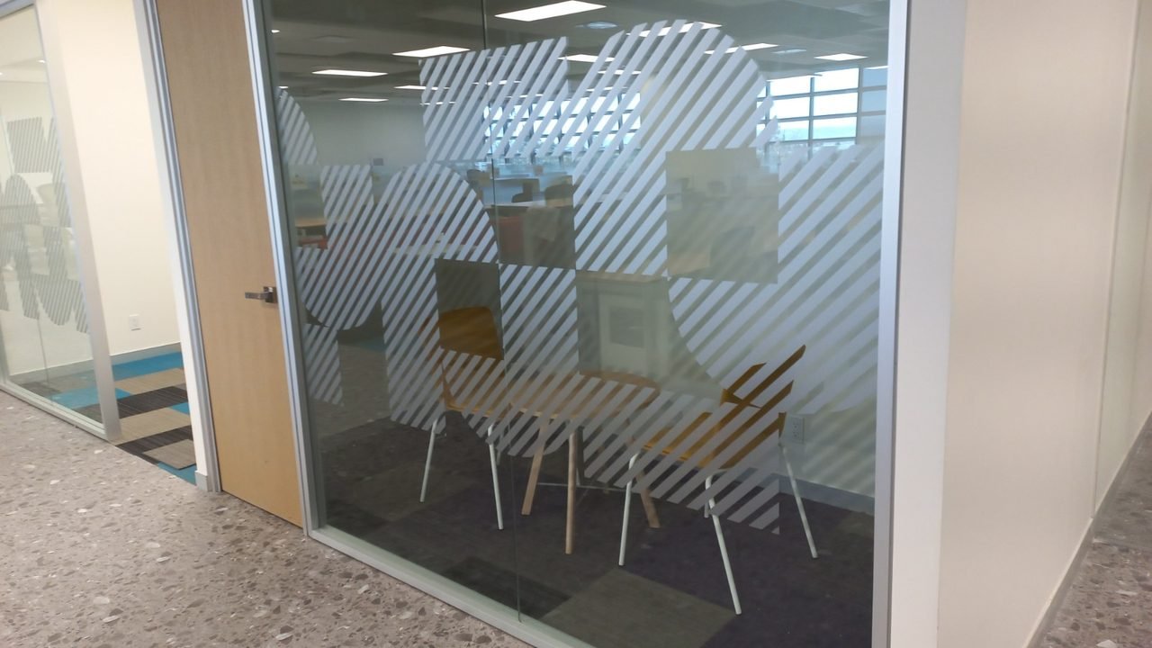 Vinil esmerilado aplicado en cristal de oficina